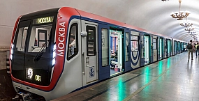 Пассажир московского метро рассказал о мужчине, который приставал к девушке
