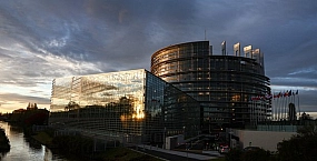 У Европарламента установили статую обнаженного Дональда Трампа
