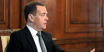 Медведев раскритиковал торговое соглашение между Трампом и ЕС как невыгодное для Европы