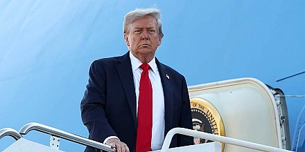 Трамп вылетел на саммит с Путиным на Аляске