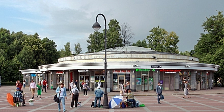 В Петербурге приостановили снос вестибюля метро «Парк Победы»