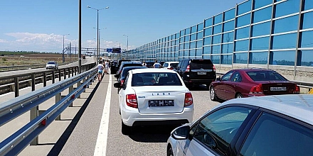 На Крымском мосту скопилось свыше тысячи машин в очередях на досмотр