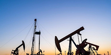 Цены на нефть снижаются на фоне опасений переизбытка предложения