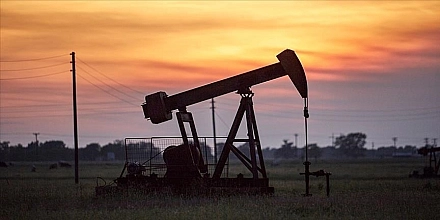 Нефть снижается после трехдневного роста