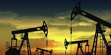 Нефть дорожает на фоне геополитической напряженности и санкций