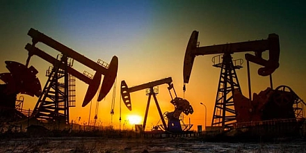 Нефтяные котировки сохраняют стабильность на фоне наблюдения за переговорами США и Китая