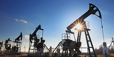 Нефть Brent подешевела до $64,62 за баррель, рынок завершает октябрь в минусе