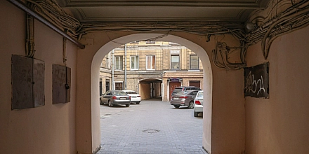 В Петербурге обрушилась часть стены старинного дома на улице Розенштейна