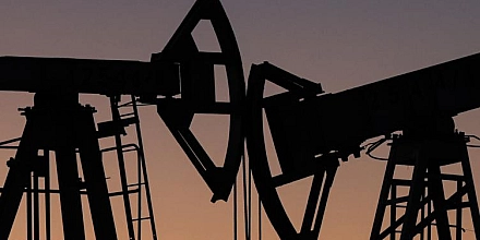 Нефть Brent держится у $62,56 за баррель после снижения на прошлой неделе