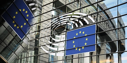 Politico: ЕС может потребовать от Украины вернуть промежуточный кредит после получения репарационного займа