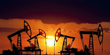 Нефтяные котировки снижаются после резкого роста на фоне геополитических рисков