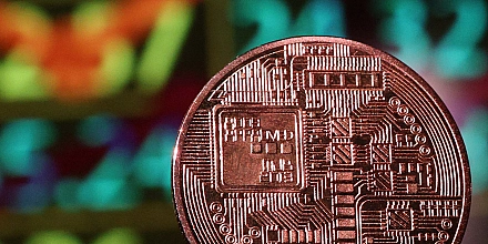 ЦБ предложил признать криптовалюты валютными ценностями и запретить их для расчетов внутри страны