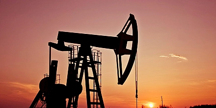 Цены на нефть удерживаются в плюсе на фоне низкой активности перед рождественскими выходными