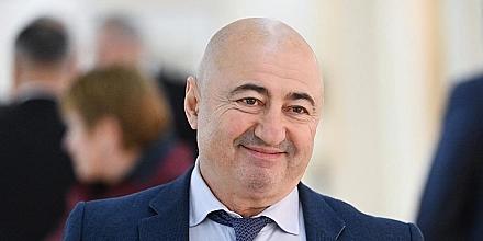 Сенатор Александр Вайнберг сложил полномочия и заявил о решении отправиться в зону СВО
