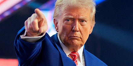 Трамп заявил о продолжающихся переговорах США с Ираном и предупредил о военном давлении