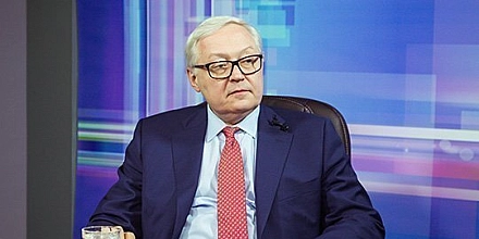 Рябков заявил, что Россия не будет добиваться от США ответа по продлению ДСНВ