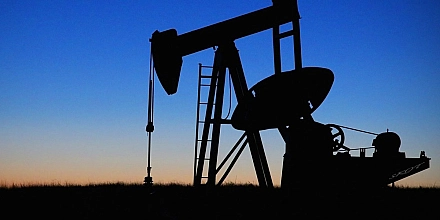 Нефтяные котировки замедлили падение, отыграв часть дневных потерь