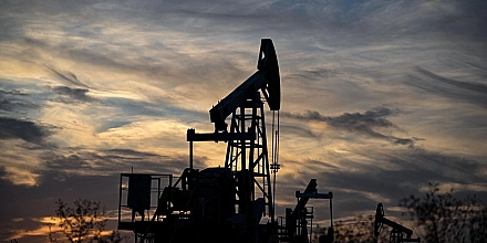 Нефть дорожает на фоне напряженности вокруг Ирана и ожидания данных по запасам в США