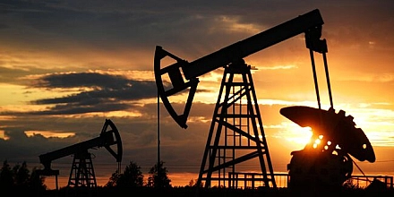 Brent взлетела до 77,64 долларов на фоне эскалации вокруг Ирана