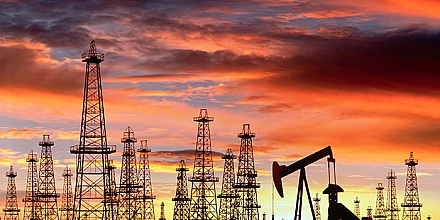 Нефтяные котировки корректируются вниз после резкого скачка накануне