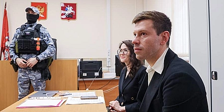 Суд отложил рассмотрение дела Смолова о драке в кафе на 3 апреля