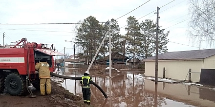 В Алтайском крае подтоплены более 100 участков и жилые дома из-за паводка