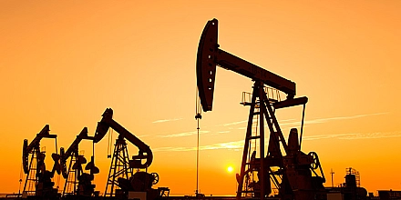 Нефть дешевеет на фоне ожиданий переговоров США и Ирана