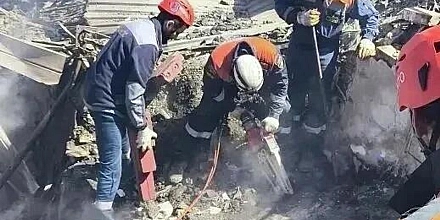 В Туапсе вторые сутки ищут девочку под завалами после атаки дронов