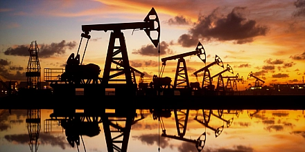 Brent растет выше $111, WTI снижается на фоне напряженности на Ближнем Востоке