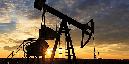 Нефть дешевеет на ожиданиях восстановления прохода танкеров через Ормузский пролив