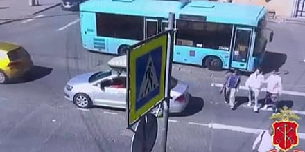 Рейсовый автобус врезался в стену дома в Выборгском районе Петербурга