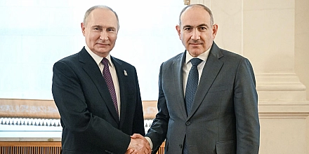 Путин обсудил с Пашиняном итоги саммита ЕАЭС в Астане