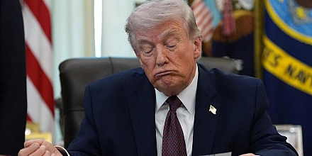 В книге о Трампе рассказали, как он украшал Овальный кабинет суперклеем