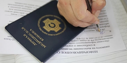 В России могут перенести полный отказ от бумажных медицинских книжек
