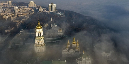 В Киево-Печерской лавре с мощей святых сняли облачения и заменили их вышиванками