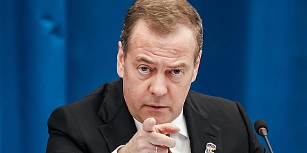 Медведев заявил о праве России отвечать на задержание торговых судов