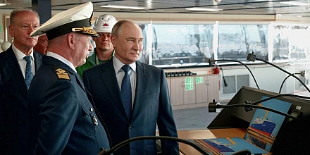 Путин осмотрел газовоз «Петр Столыпин» на верфи «Звезда»