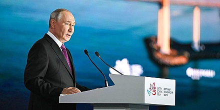 Путин выступает на пленарном заседании ВЭФ во Владивостоке