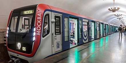 Пассажир московского метро рассказал о мужчине, который приставал к девушке