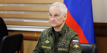 Белоусов наградил командира корвета «Сообразительный» после инцидента с вертолетом Дании