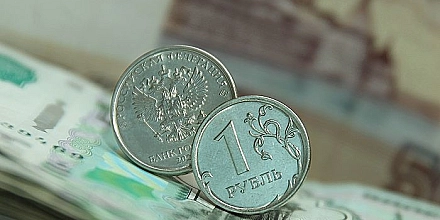 Юань подорожал к рублю на открытии торгов на фоне снижения цен на нефть