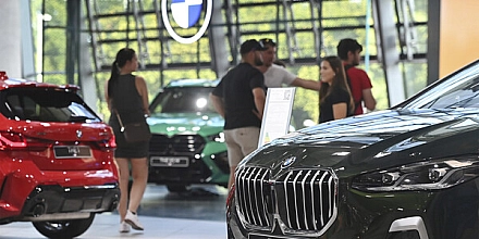 Kia, BMW, Toyota и другие ушедшие автобренды продолжают зарабатывать в России