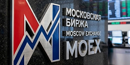 Рубль слегка снизился к юаню на фоне дешевеющей нефти